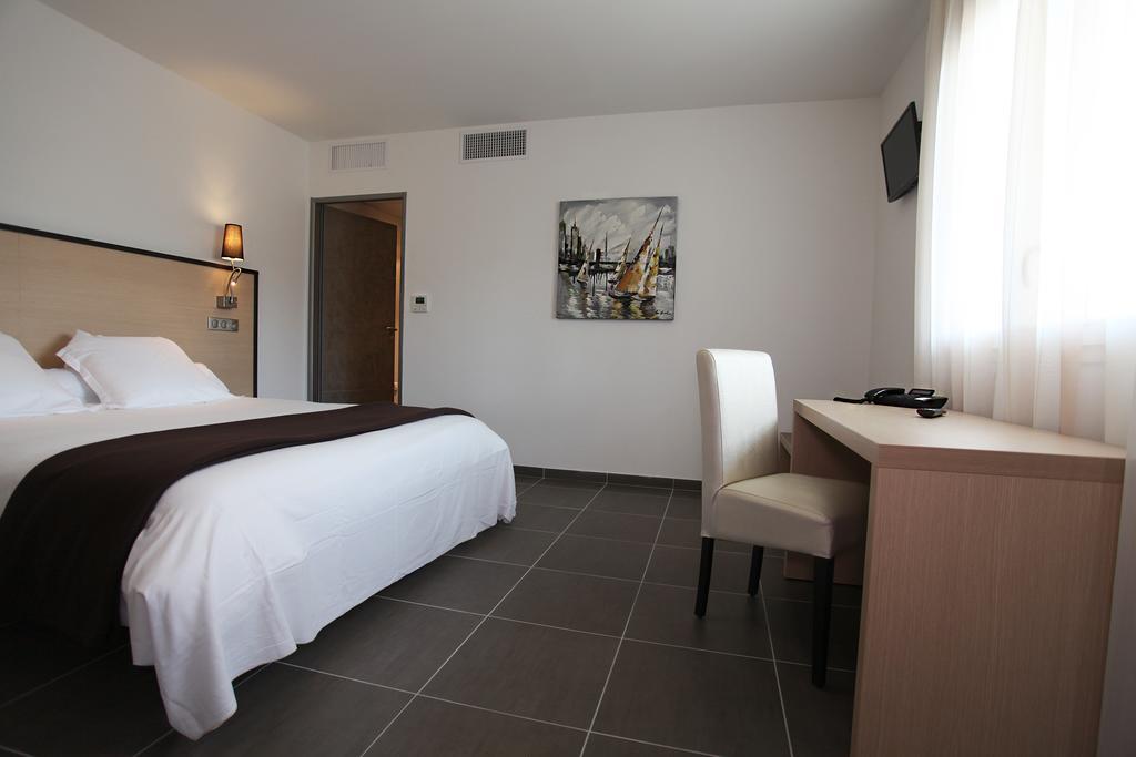 Hotel Restaurant Les Pielettes Le Rove Room photo
